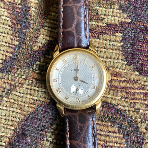 Tissot A220 Ladies Leather-band, water resistant 30m, mineral crystal watch. - Picture 15 of 16